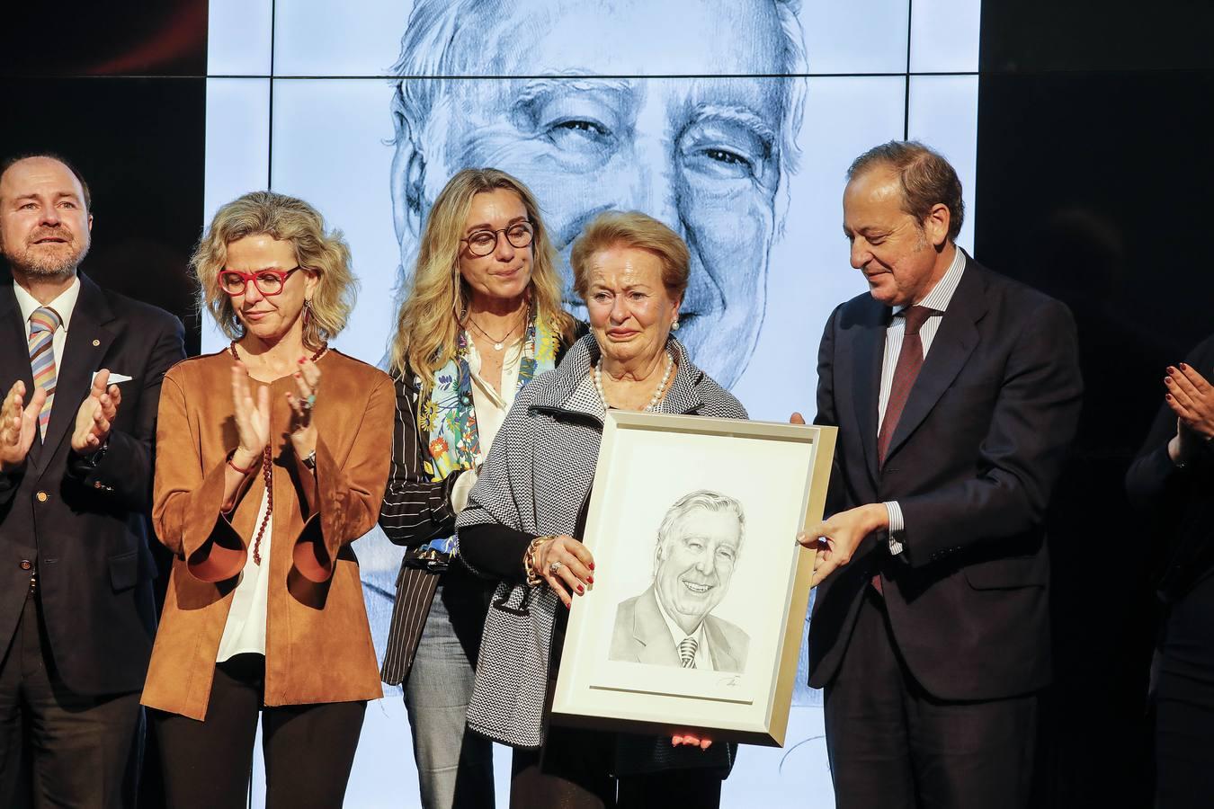 Pilar Álvarez, viuda de José Luis García – Palacios, recogiendo un cuadro homenaje a su marido