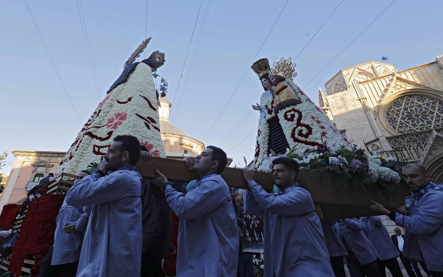 Ofrenda a la Virgen de los Desamparados. 