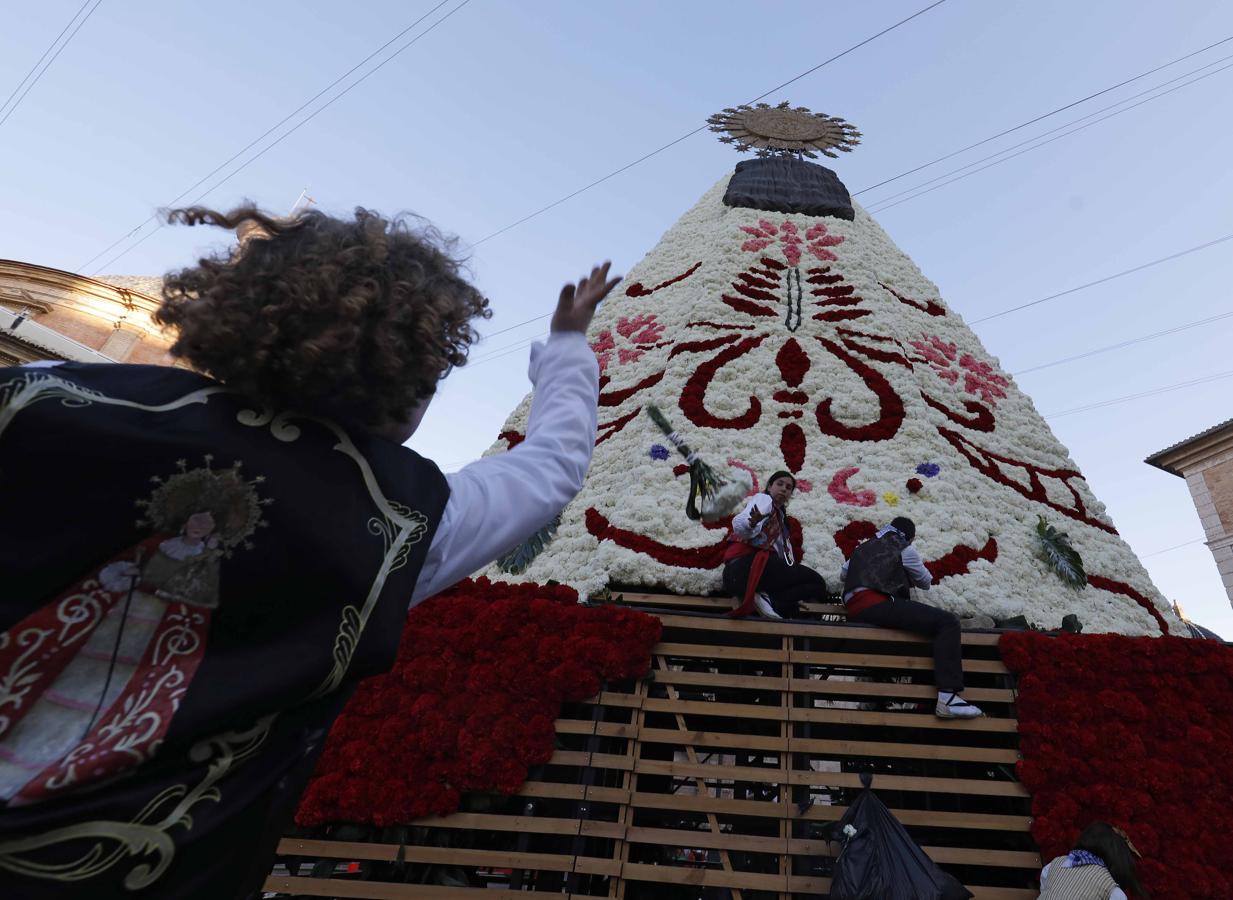 Ofrenda a la Virgen de los Desamparados. 