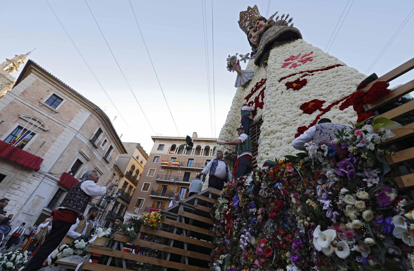 Ofrenda a la Virgen de los Desamparados. 