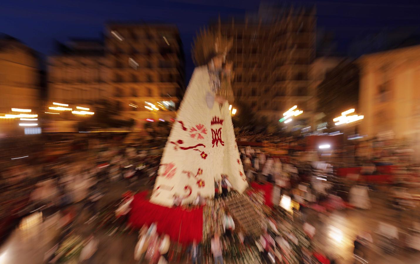 Ofrenda a la Virgen de los Desamparados. 