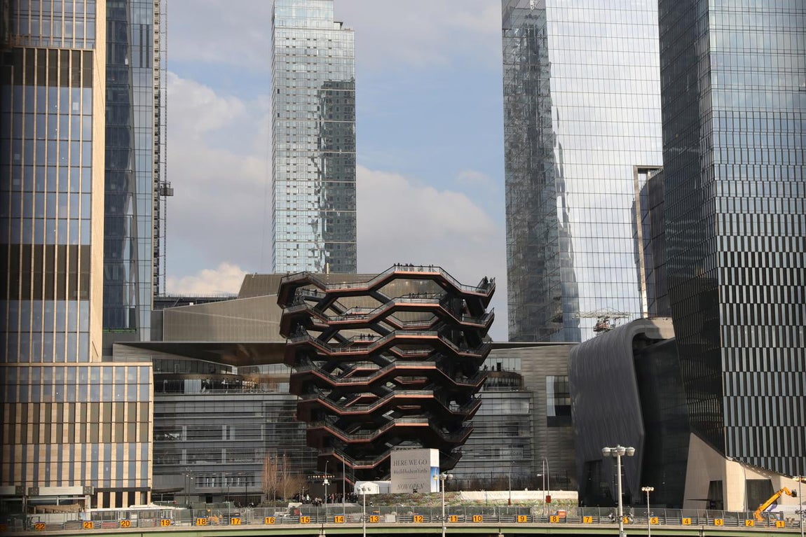 La nueva escalera de la ciudad. Vessel está formada por 154 pisos de escaleras interconectados, con nada más y nada menos que 2.500 escalones. Tiene una altura de cinco plantas