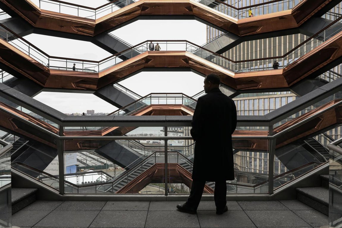 Un nuevo punto de interés turístico. La extraordinaria pieza central de Hudson Yards es su escalera de caracoll. Esta pieza de diseño interactivo fue imaginada por Thomas Heatherwick y Heatherwick Studio. Hace falta comprar una entrada para poder pasear por su interior.