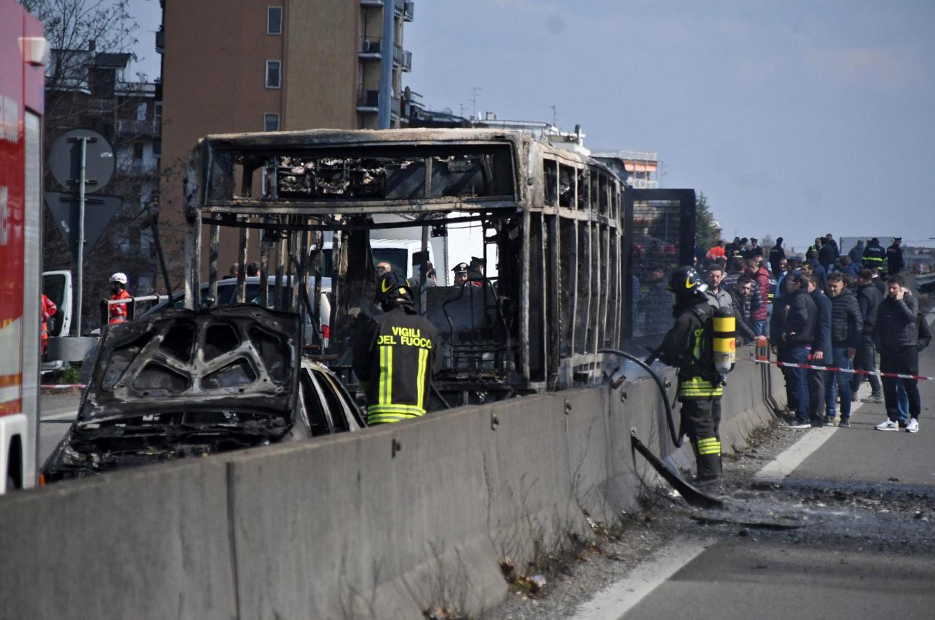 En imágenes: Así ha quedado el autobús incendiado en Italia