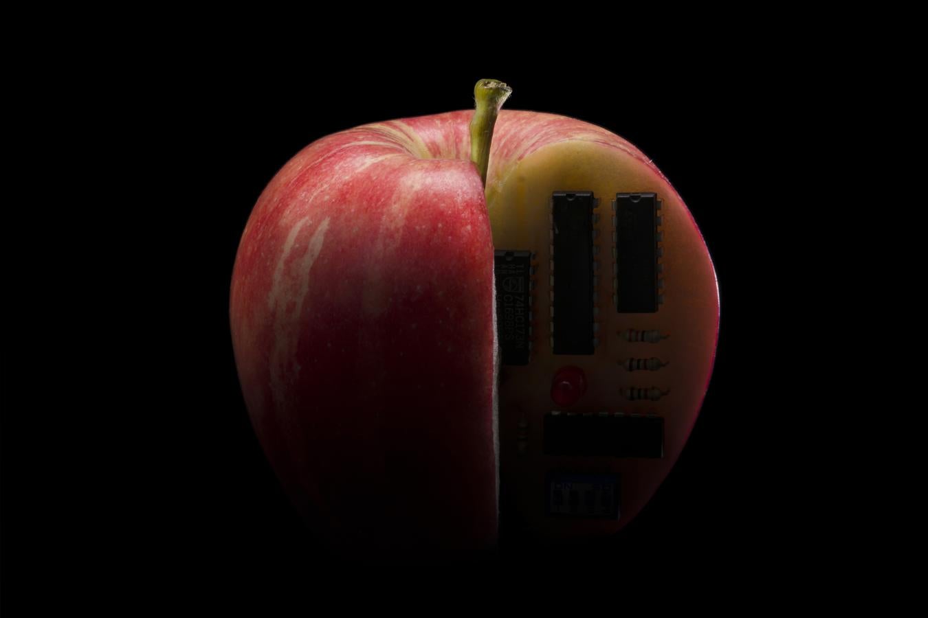 «Manzana programable». El desarrollo de la agricultura, la biotecnología y la tecnología en la industria se ha desarrollado enormemente en las últimas décadas, hasta el punto en que somos capaces de crear alimentos funcionales con gran impacto en la salud. Esta imagen, seleccionada en la modalidad sobre alimentación y nutrición, representa el momento actual en el que podemos modificar a nuestro antojo algunas de las características de los alimentos.