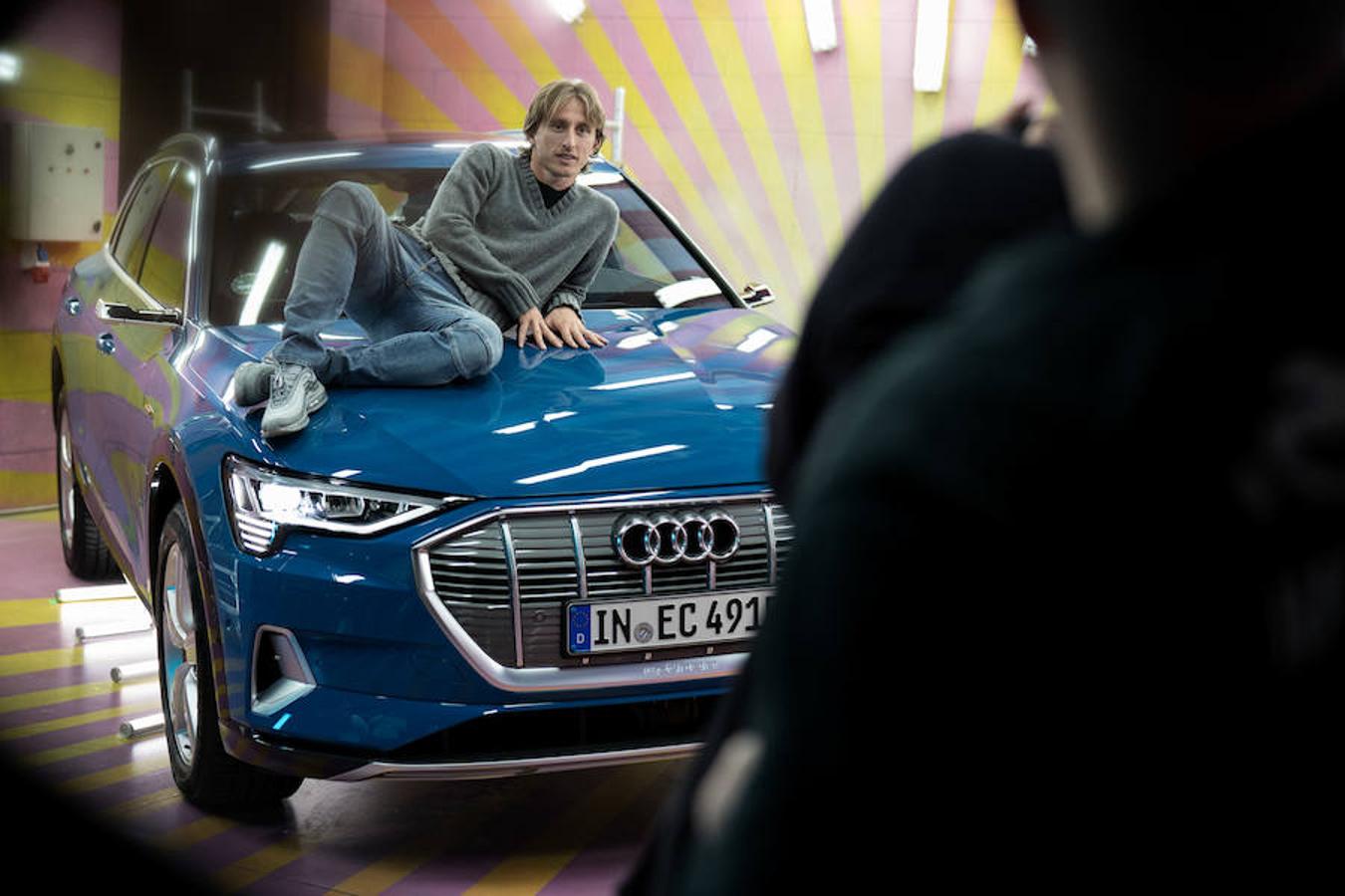 Luka Modrić, centrocampista en el Real Madrid Club de Fútbol, disfrutando de una dinámica y diferente sesión de fotos con el Audi e-tron​. 