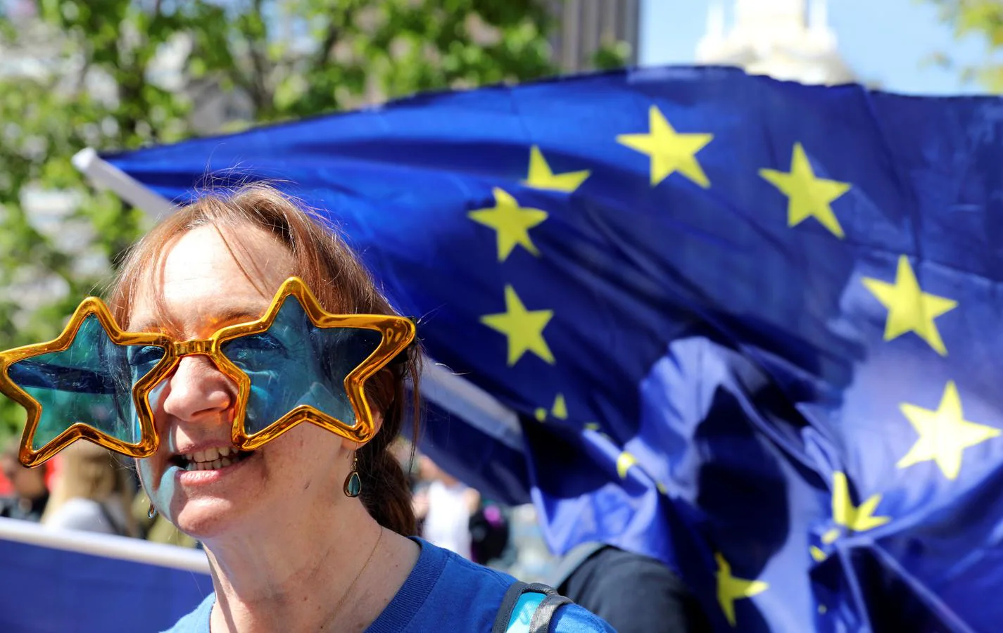 Una mujer protegida con unas gafas de la Unión Europea marcha en Madrid para pedir una segunda votación del referéndum sobre el Brexit. 