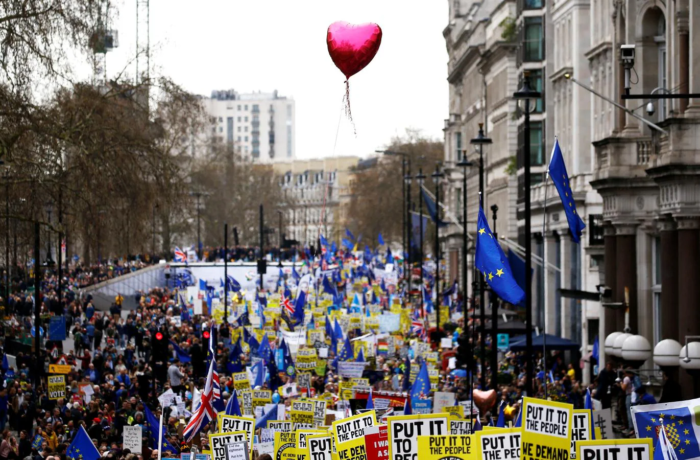 Miles de personas marchan bajo el lema «Put it to the People», para pedir la celebración de un referéndum para el acuerdo final sobre el Brexit. 