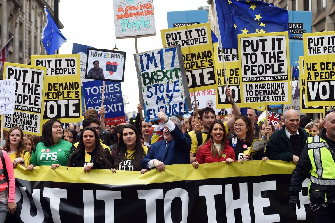 Miles de personas marchan bajo el lema «Put it to the People», para pedir la celebración de un referéndum para el acuerdo final sobre el Brexit. 