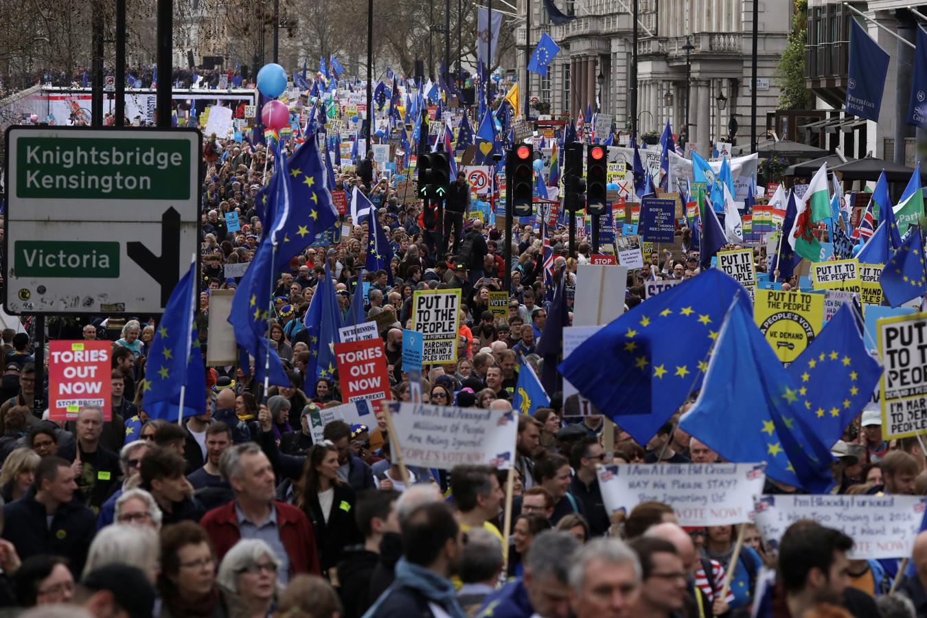 Miles de personas marchan bajo el lema «Put it to the People», para pedir la celebración de un referéndum para el acuerdo final sobre el Brexit. 
