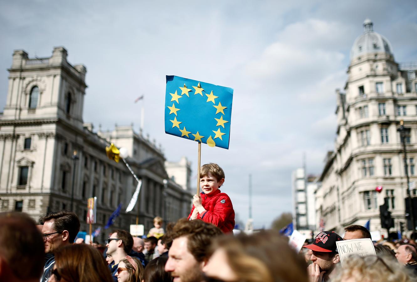 Un niño en mitad de la multitud que marcha por Londres bajo el lema «Put it to the People», para pedir la celebración de un referéndum para el acuerdo final sobre el Brexit. 