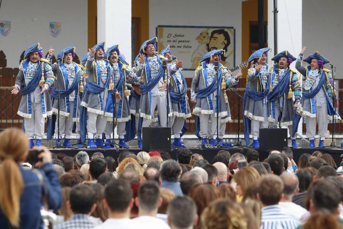 El desembarco del Carnaval de Cádiz en Salesianos, en imágenes