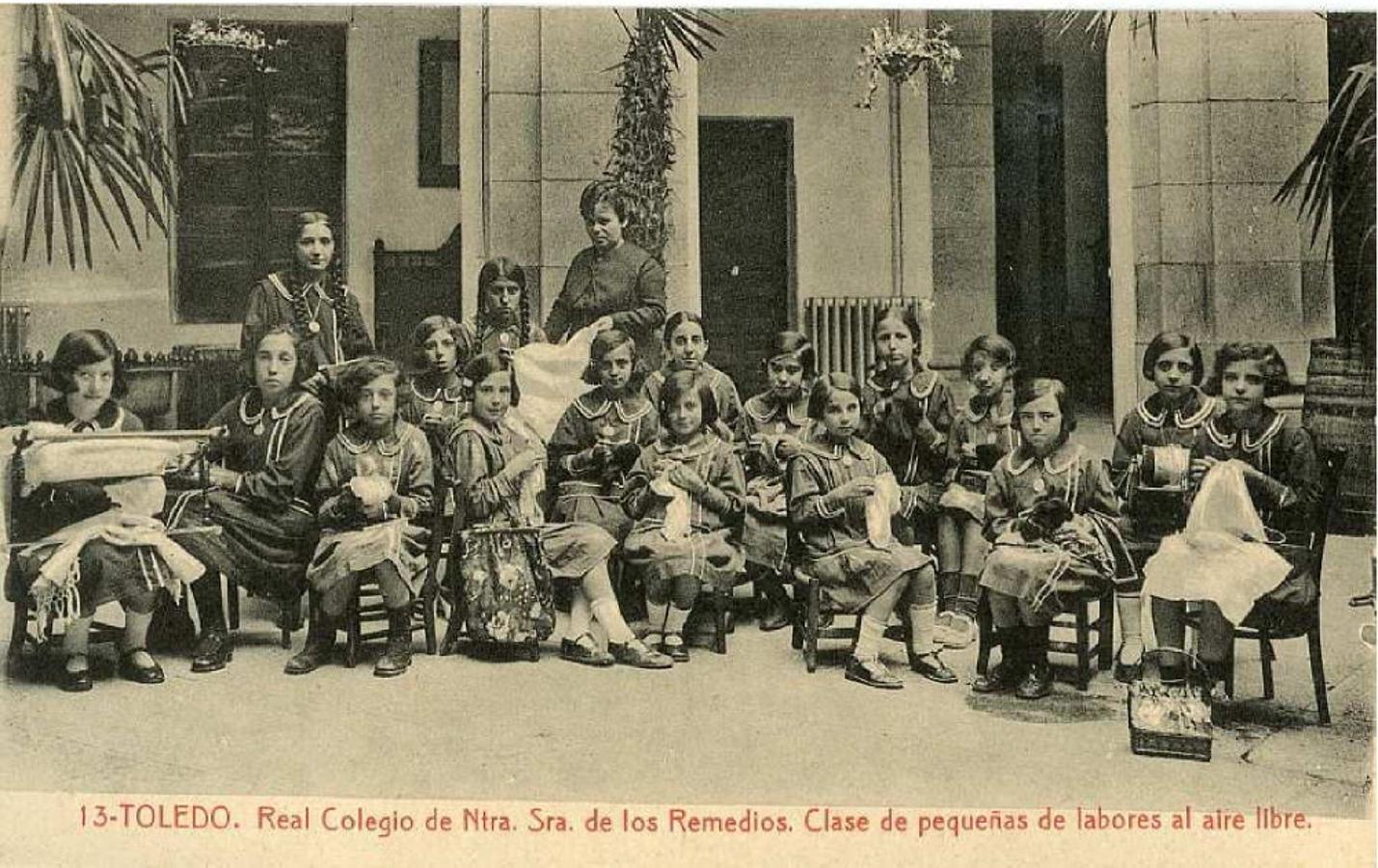 Alumnas en el patio del edificio antiguo del Colegio de Doncellas. (Postal Thomas, ca. 1910). Archivo Municipal de Toledo. Col. Luis Alba. 