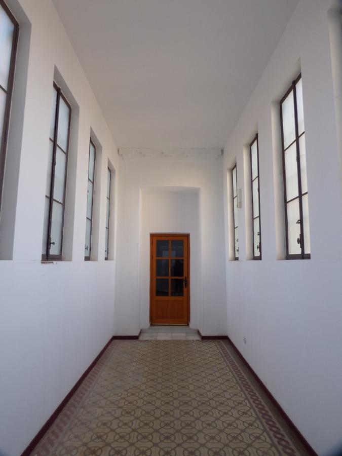 Interior del viaducto que enlaza los dos núcleos del Colegio. Foto RAFAEL DEL CERRO. 