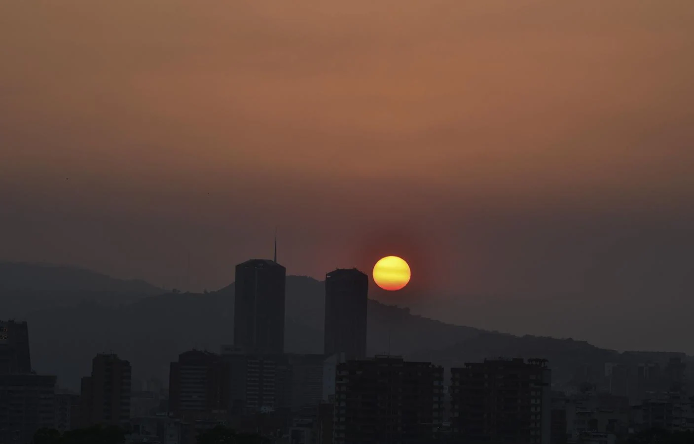 El sol se pone en una ciudad de Caracas que vuelve a quedarse sin electricidad. 