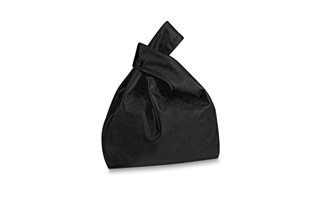 Bolso Tote. Su piel de becerro muy flexible y con un sutil grabado hace que llevarla sea todo un placer. Tiene detalles de piezas metálicas de color negro. Cuenta con una cartera de piel con cremallera extraíble para los objetos más valiosos y un cierre de gancho de seguridad. Precio: 1.990 euros