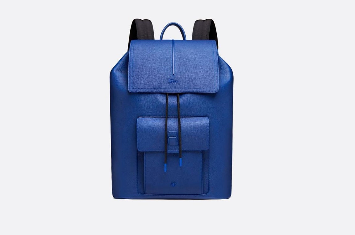 Mochila "motion". La prenda es llamativa y sofisticada. Sus formas son sobrias y minimalistas pero su elegante color azul París dará mucha personalidad a tu estética. Está fabricada en piel de becerro. Precio: 1.990 euros