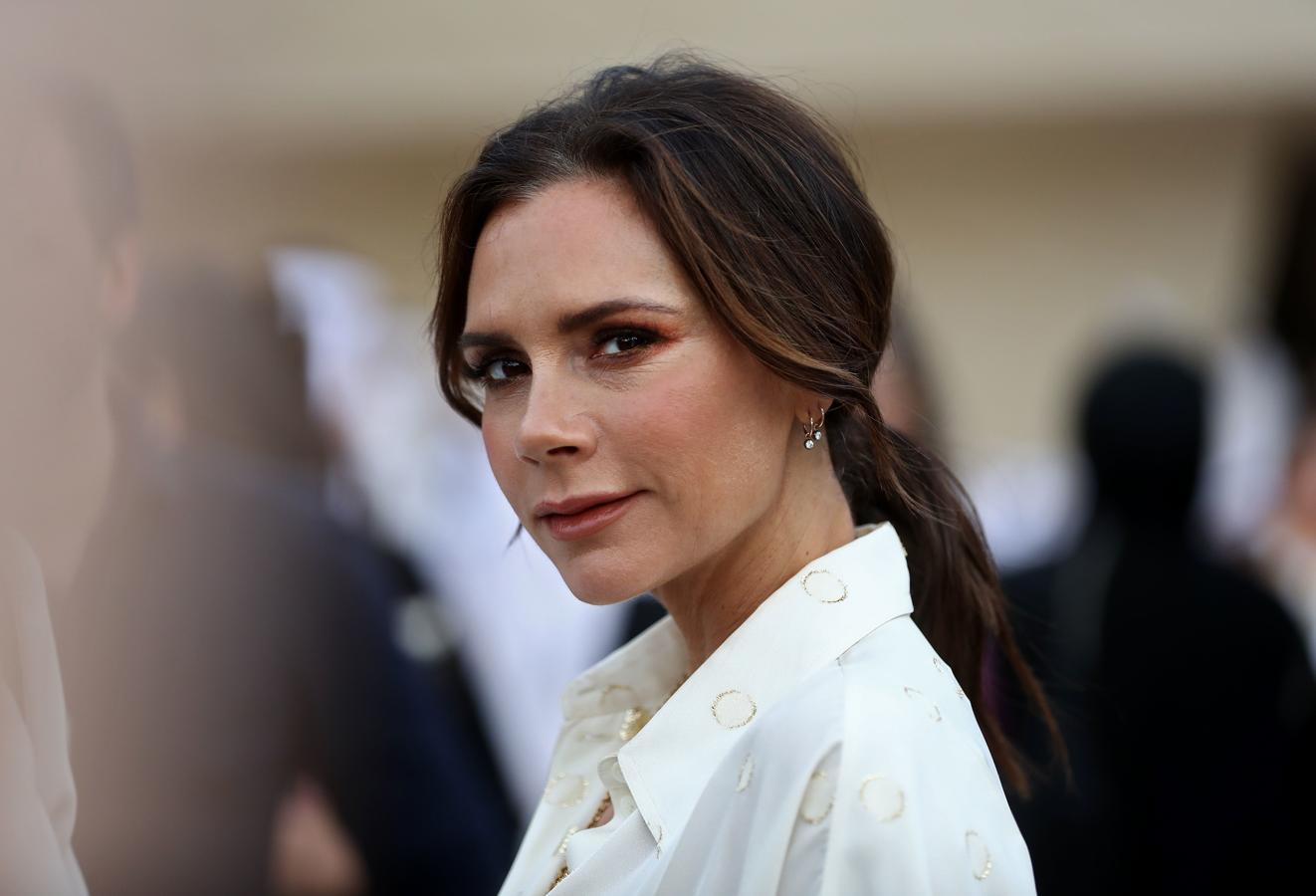 La cantante y diseñadora de moda británica Victoria Beckham asiste a la ceremonia de apertura oficial del Museo Nacional de Qatar. 