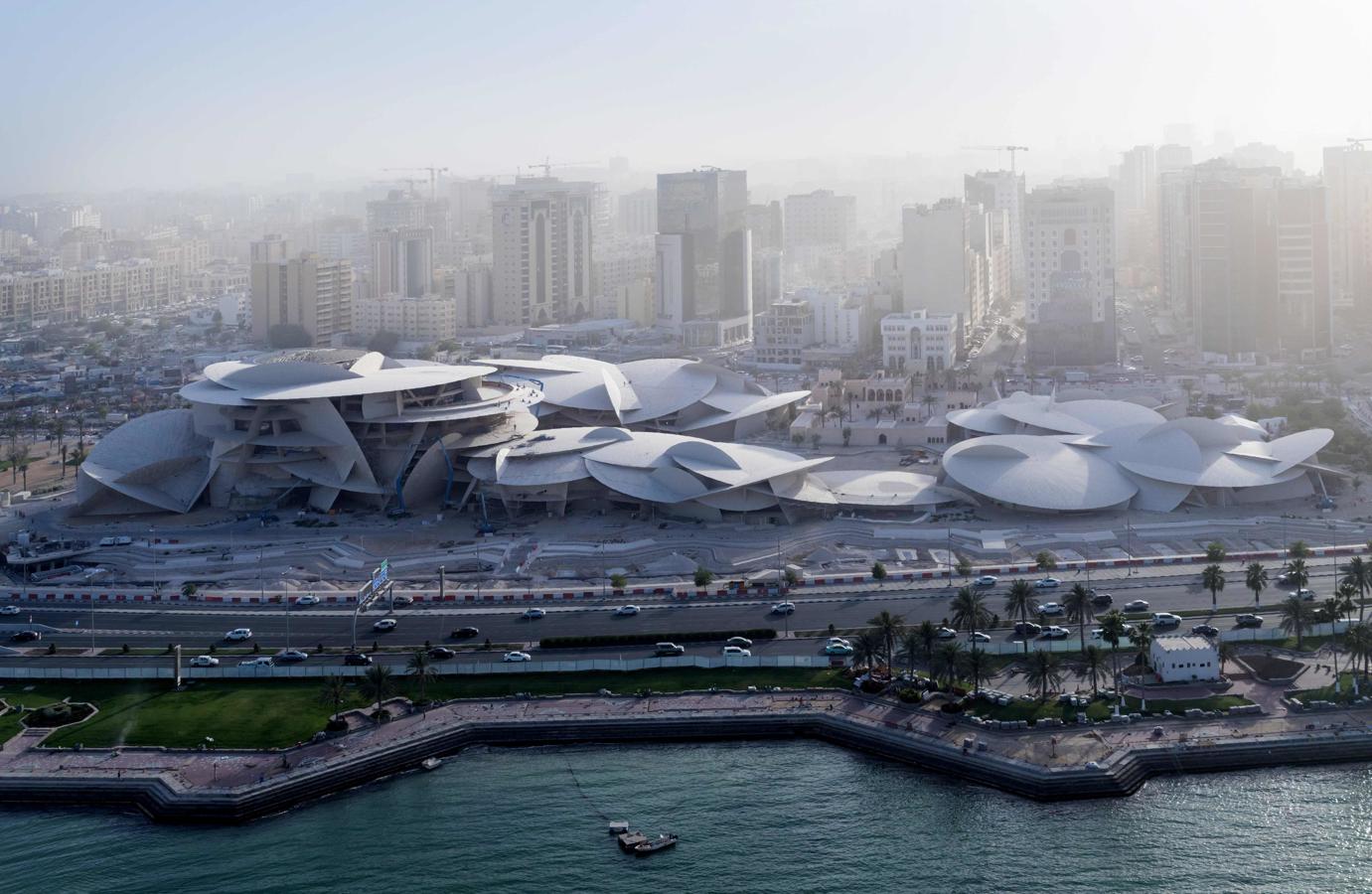 El museo celebra el pasado beduino del país y su presente profundamente impulsado por la energía, y también refleja la inmensa riqueza, la ambición desproporcionada y la voluntad del emirato de destacarse entre la multitud.. 