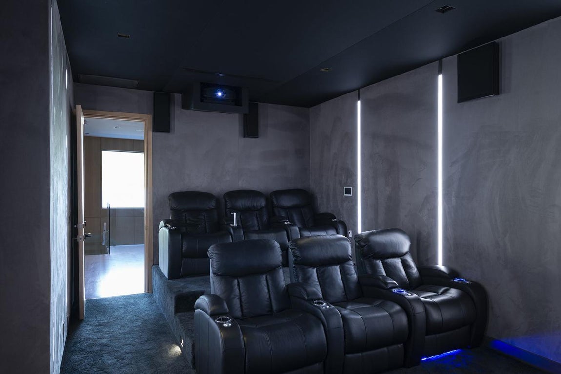 Butacas. En comparación con las mansiones de cine, el tamaño de la sala de MelB no destaca. Lo que sí destaca es su funcionalidad y confortabilidad, con tres filas de butacas de piel espaciosas y cómodas