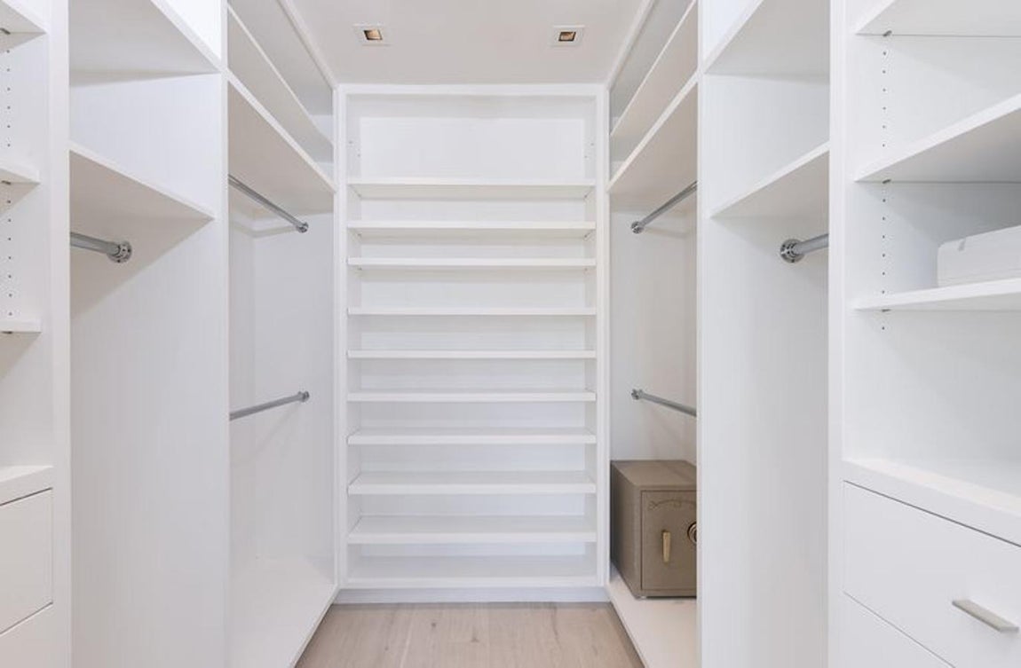 Vestidores. En la suite principal hay dos. El de MelB sigue la línea de la casa: impoluto blanco para el espacio del orden. De distribución funcional y exento de florituras