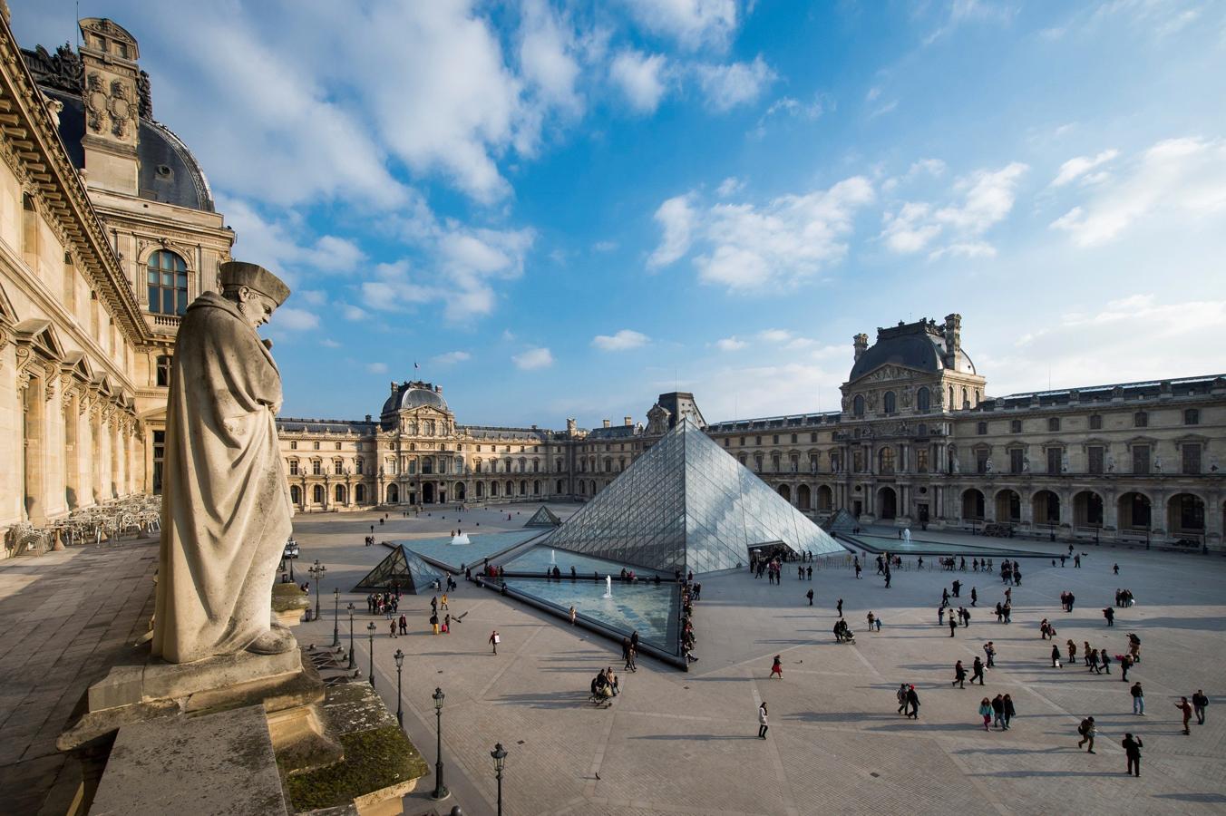 Y, finalmente, un símbolo de París. Vista general de la Pirámide de Louvre