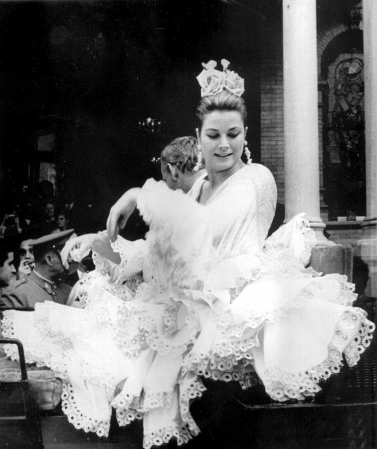 La princesa Grace Kelly vestida de gitana camino de la Feria en 1966