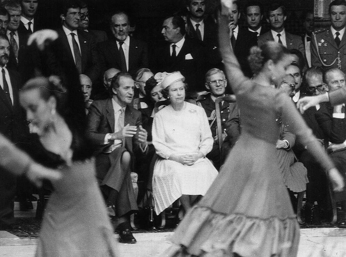 El rey Juan Carlos I asiste con la reina Isabel II a un espectáculo de baile
