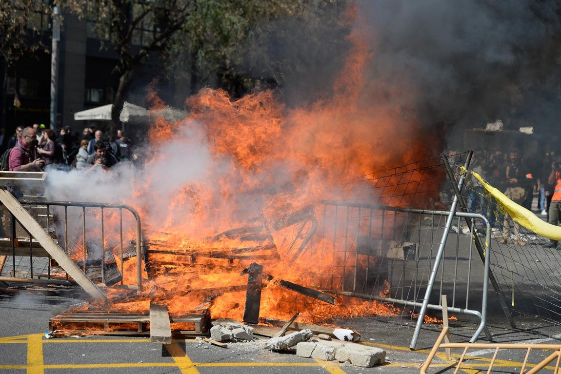 En imágenes: Independentistas radicales intentan boicotear un acto de Vox