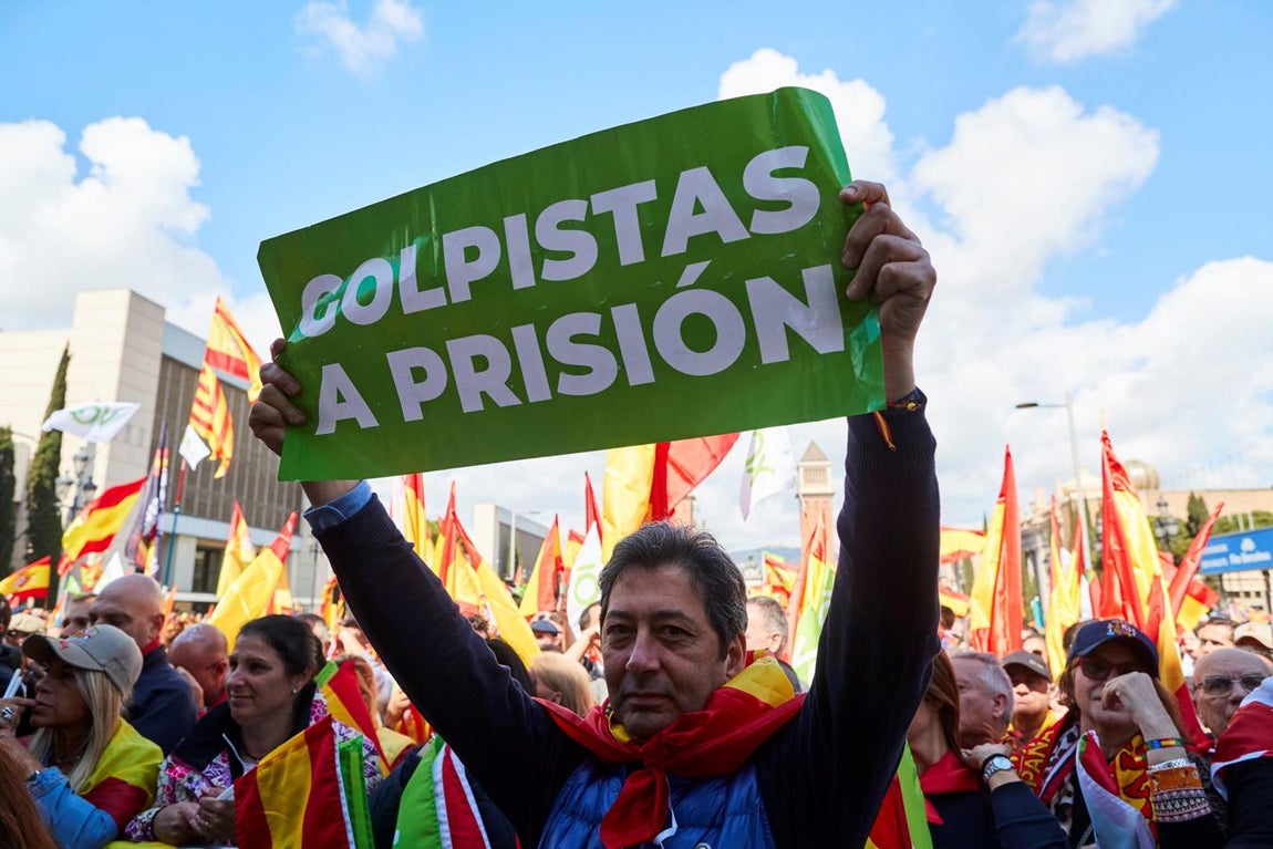 En imágenes: Independentistas radicales intentan boicotear un acto de Vox