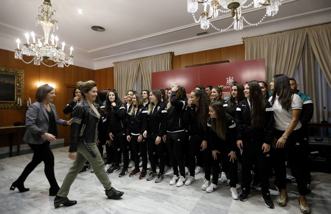 La recepción al Córdoba CF femenino, en imágenes