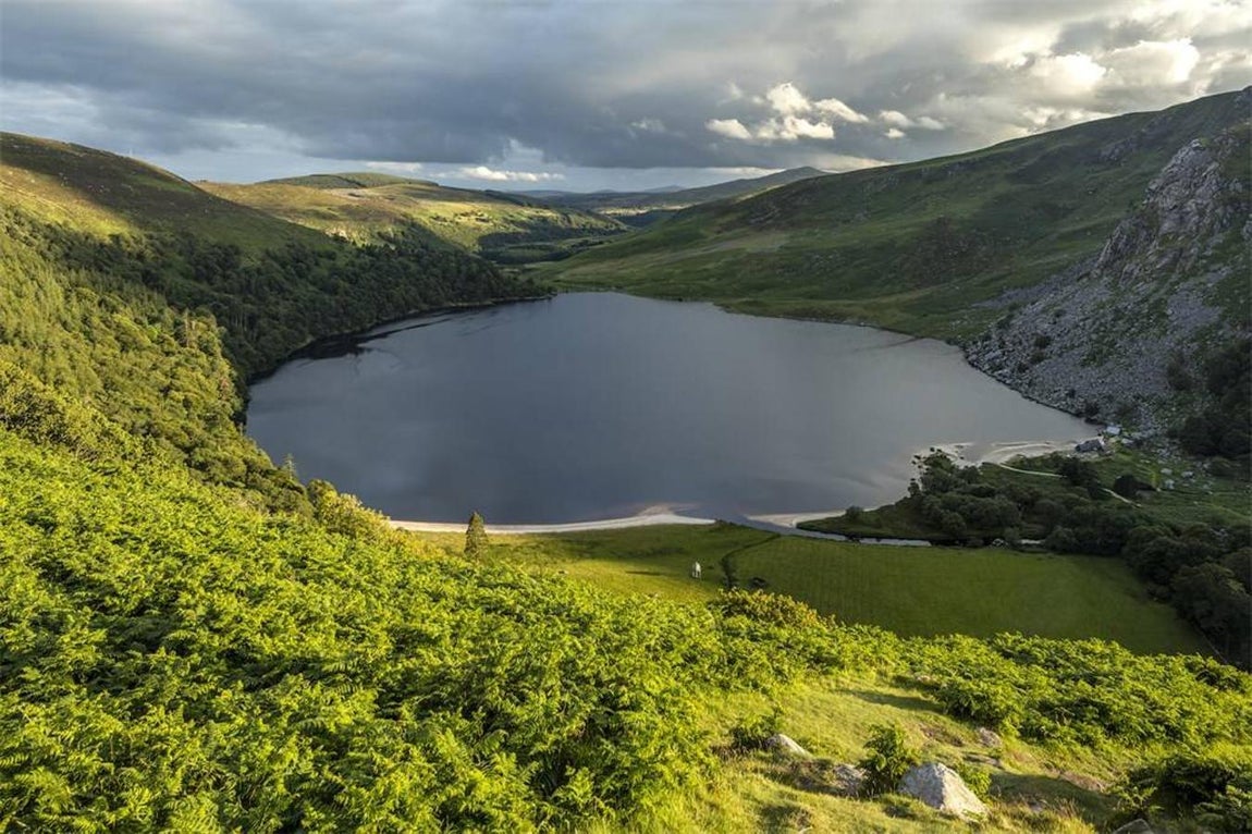 Luggala Lodge. No sólo los interiores de las viviendas están conservados con mimo, los mejores paisajistas escoceses cuidaron su aspecto exterior periódicamente. De ahí el excelente estado de conservación de los robles centenarios, el césped mullido y perfectamente alineado y la disposición de elementos alrededor del lago Tay