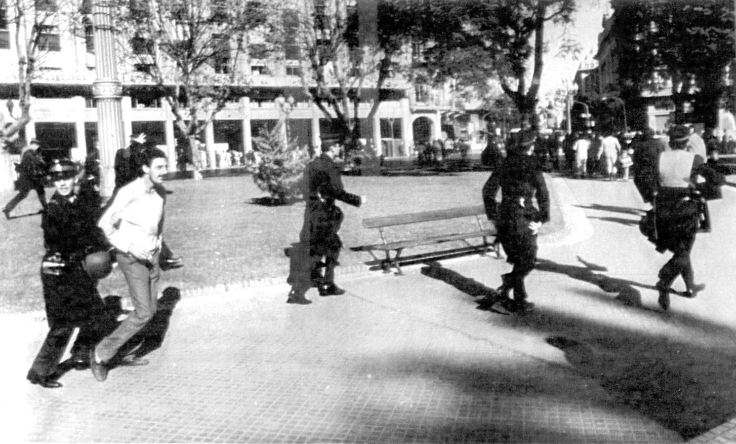 Manifestación en la plaza de Mayor de Buenos Aires contra la actitud del gobierno militar frente al problema de las Malvinas.. 