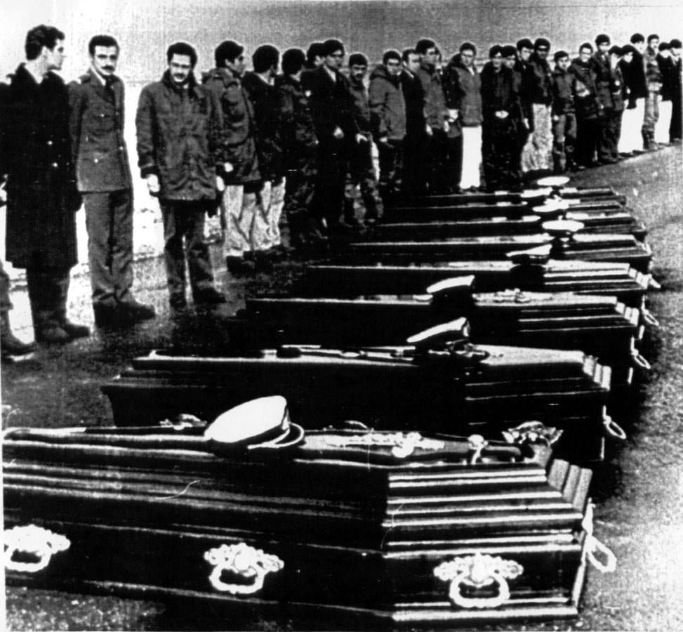 Supervivientes del ataque británico al buque argentino «José María Sobral», junto a los ataúdes de sus compañeros al llegar a Puerto Belgrano.. 