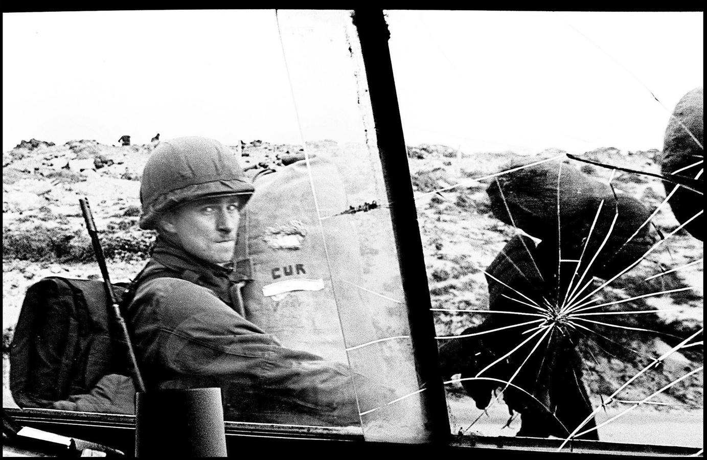 Imagen de un soldado argentino a través de la ventana de un vehículo militar cuando salía del aeropuerto con suministros, el 13 de abril de 1982.. 