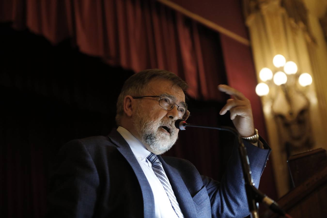 La conferencia de José Calvo Poyato en el foro «El Templo de Córdoba», en imágenes