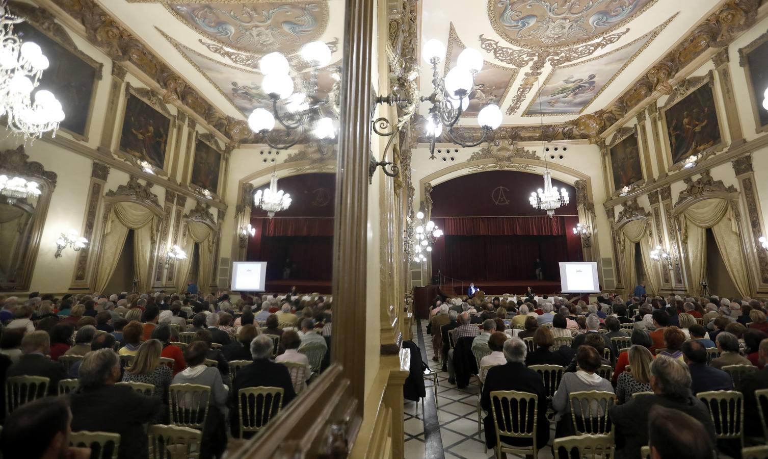 La conferencia de José Calvo Poyato en el foro «El Templo de Córdoba», en imágenes