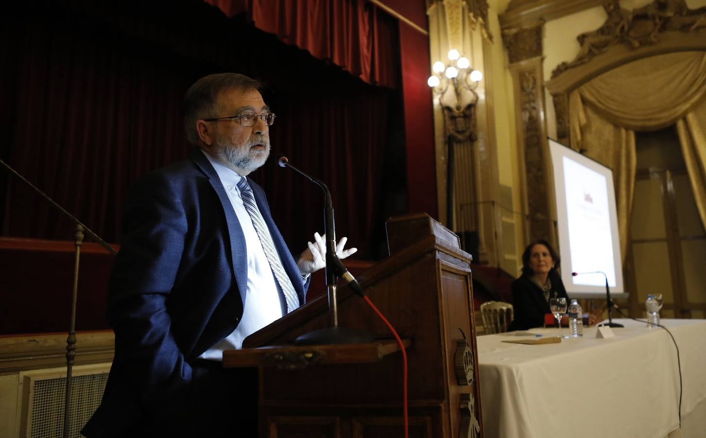 La conferencia de José Calvo Poyato en el foro «El Templo de Córdoba», en imágenes