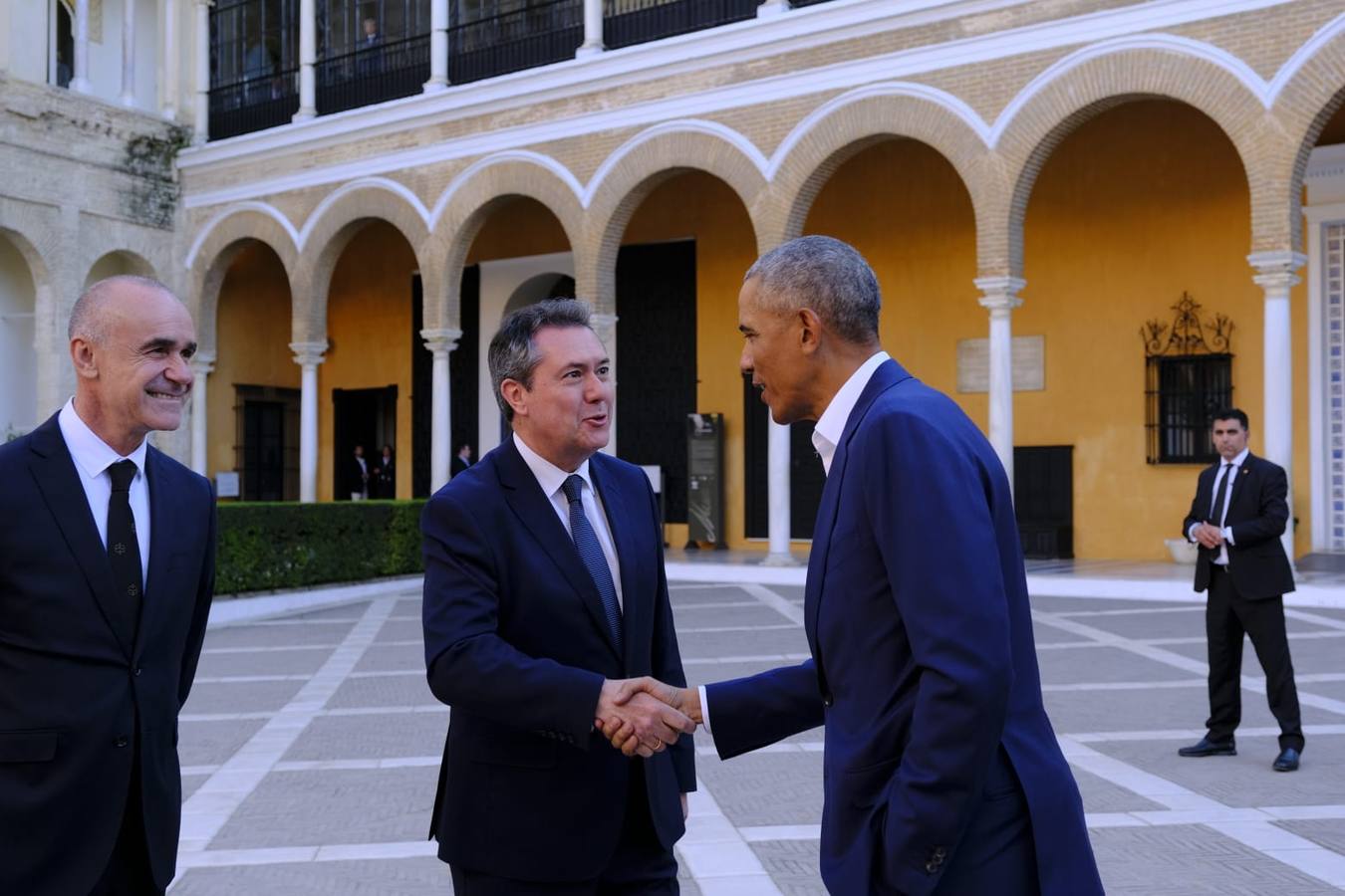 El expresidente saluda al alcalde Juan Espadas en el Real Alcázar