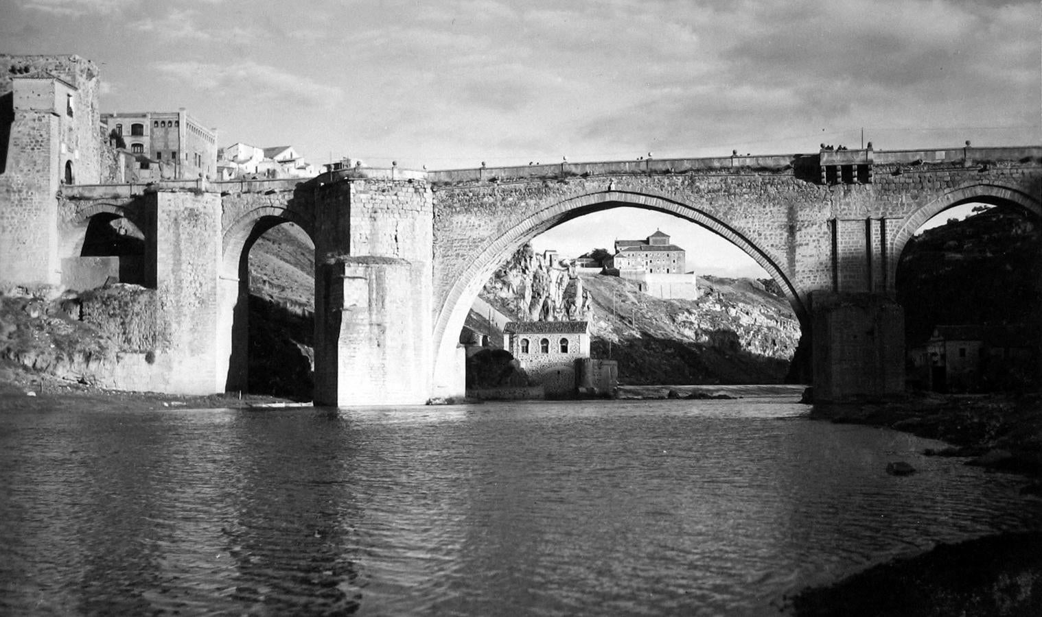 Vista del antiguo Convento de Gilitos, bajo el arco del Puente de San Martín, sede de la prisión provincial, donde residió la familia Machado en Toledo. (Foto, Loty. Archivo Diputación Provincial de Toledo). 