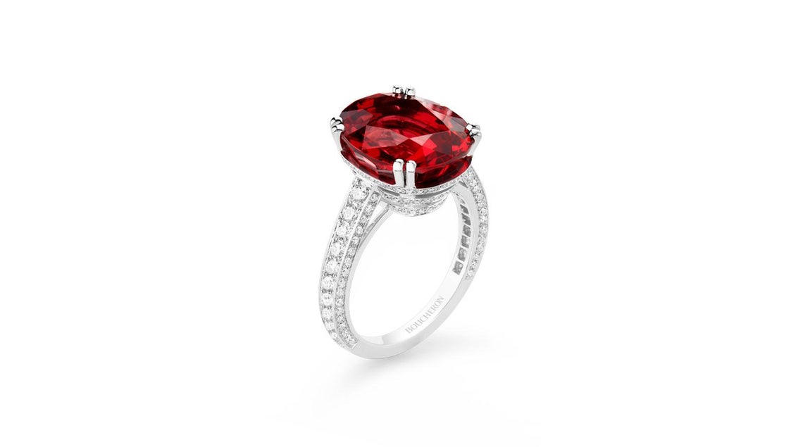 Anillo 26 Vendôme. Engastado con una espinela roja oval de Birmania de 8,88 cts, pavé de diamantes, sobre platino. Precio: CPV