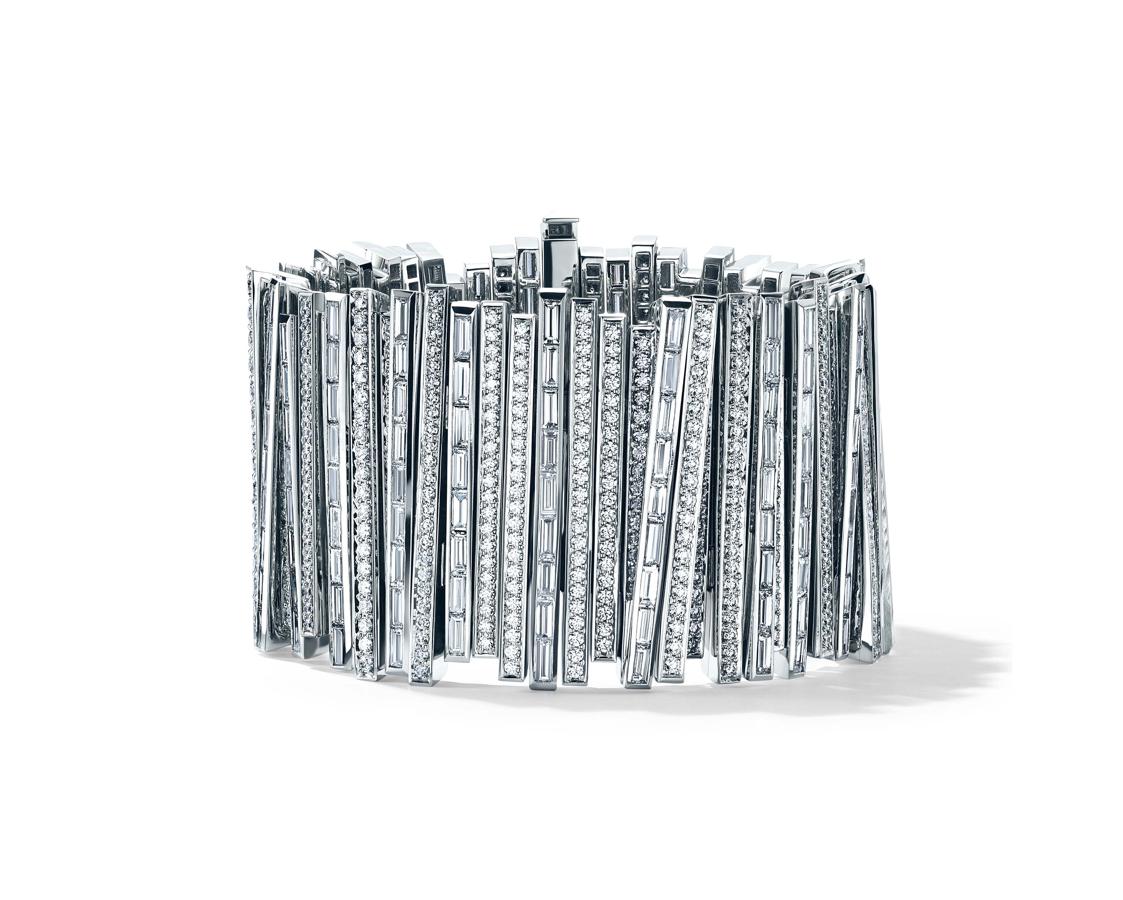 Blue Book Collection. Brazalete en platino con diamantes Fancy Blue Grey, Fancy Grey y diamantes blancos, perteneciente a la Tiffany Blue Book Collection 2018. Precio: 493.000 €