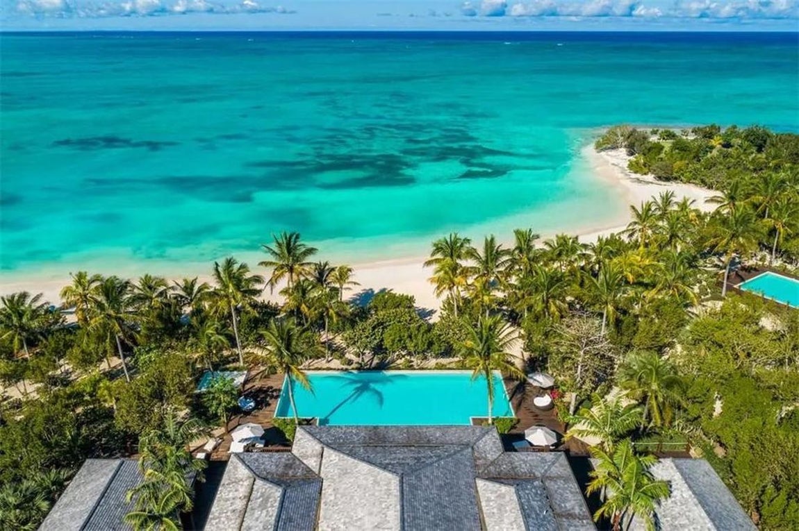 Jardines exóticos. El complejo está rodeado de espacios ajardinados con palmeras, plantas tropicales y árboles frutales entre los que destacan cocoteros, bananeros y papayas