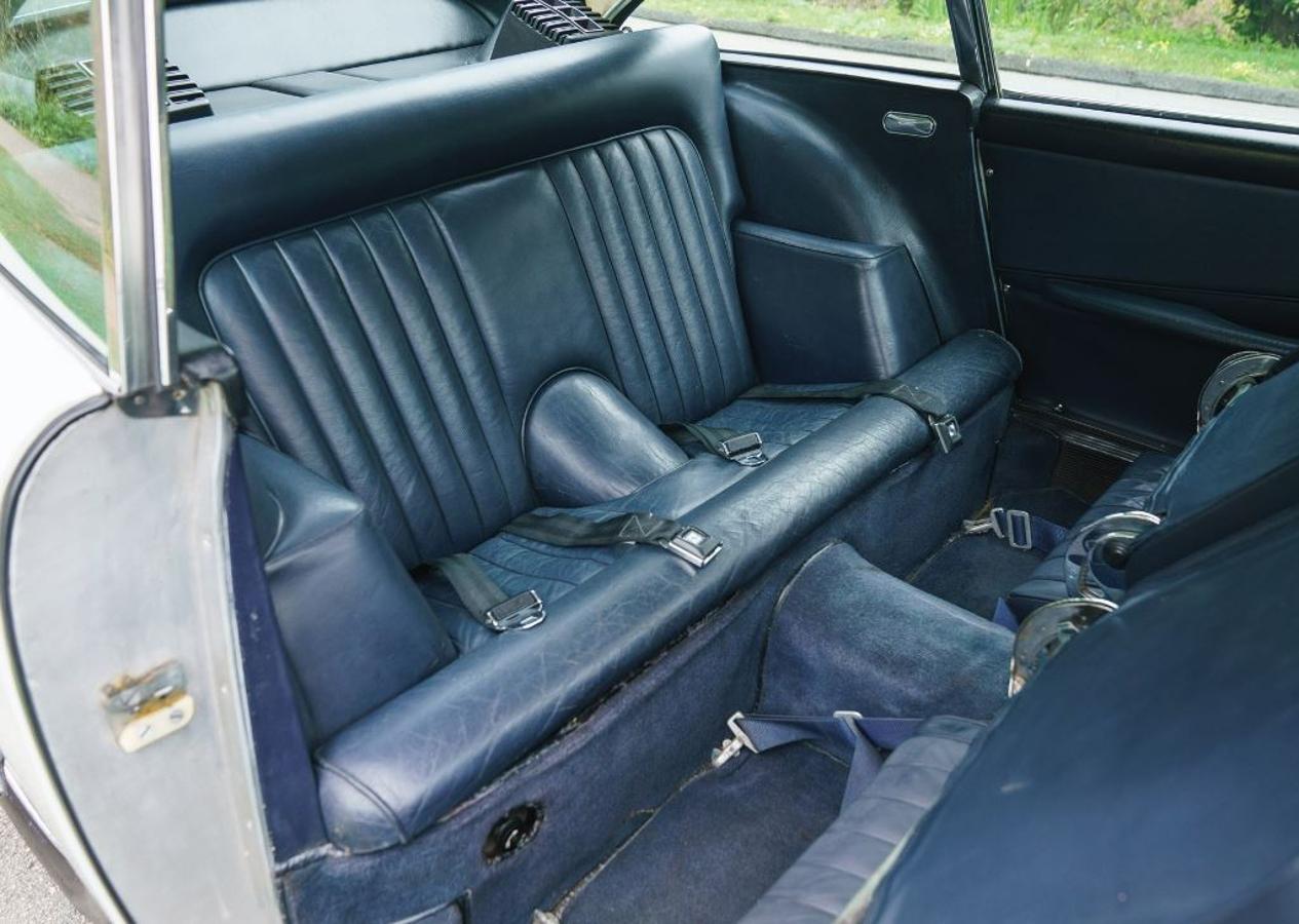 Aston Martin DB5. El vehículo está hecho a mano y está muy bien conservado. Sus interiores están acabados en piel de color azul y tiene detalles en madera