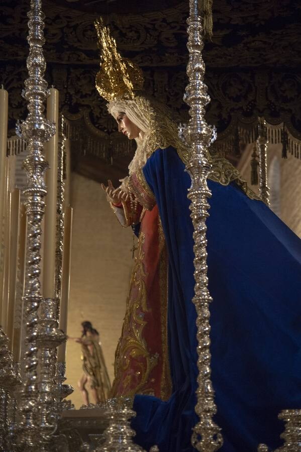 Galería de la Virgen de la Aurora con el palio de la Estrella