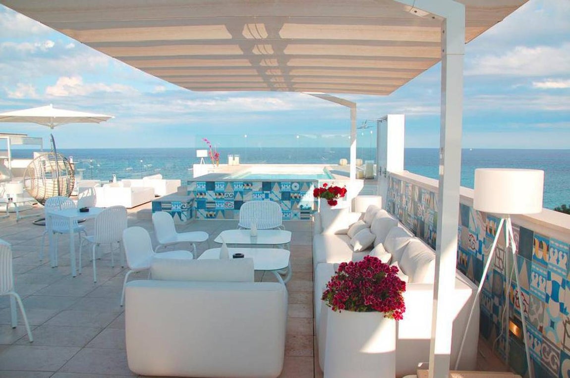 Un nuevo Mim. Esta temporada el complejo conservará su nombre original: Mallorca Fona, pero después de la reforma se llamará de otra manera. Una de las posibilidades que se barajan es MIM, nombre que compartiría con los otros dos negocios hoteleros del futbolista ubicados en Sitges y en Ibiza.