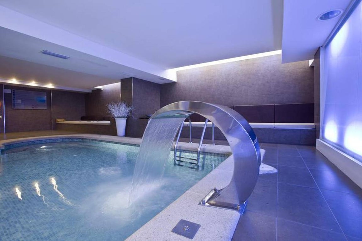 Interior. El clima en las pitiusas suele ser favorable para disfrutar de sus playas y el ambiente al aire libre, pero si las condiciones meteorológicas fueran adversas, el hotel cuenta con zona de spa y piscina climatizada con cascada