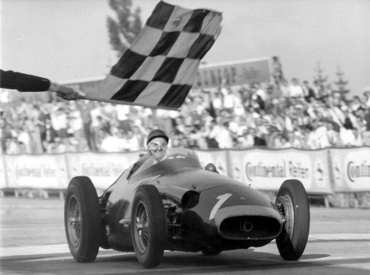 El argentino Juan Manuel Fangio entrando en la meta del Gran Premio de Alemania de 1957 conduciendo su Maserati