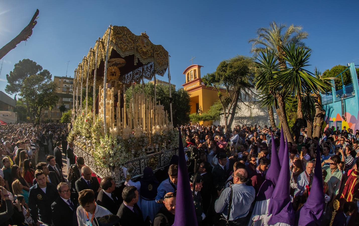 En imágenes: Pino Montano abre el Viernes de Dolores de Sevilla 2019