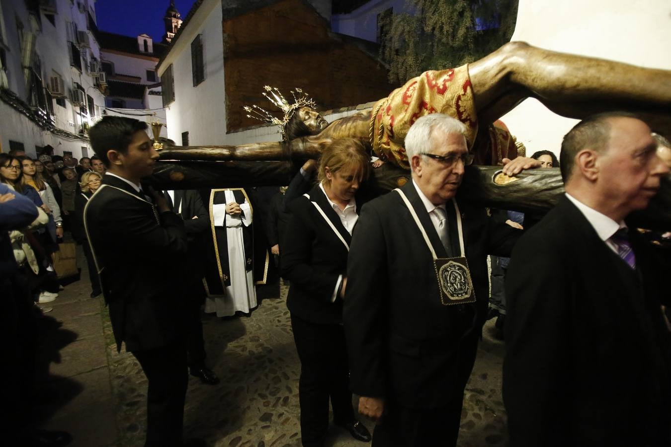 Los vía crucis del Viernes de Dolores, en imágenes